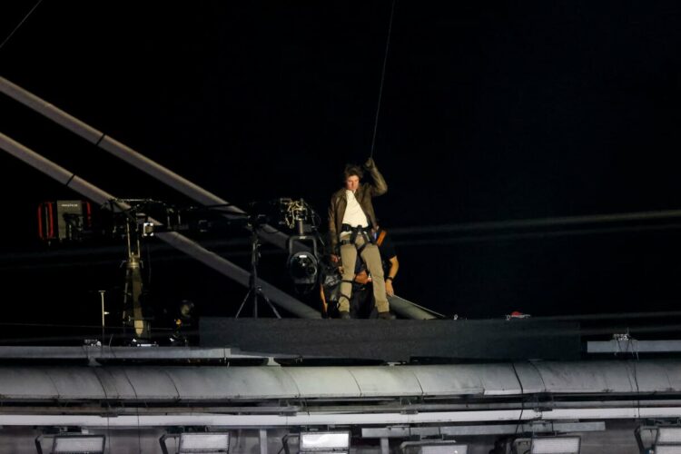 Tom Cruise, un acteur américain spectaculaire, descend du toit du stade de France pour prendre le drapeau olympique des mains de l’athlète américaine S. Biles lors de la cérémonie de clôture des Jeux Olympiques de Paris 2024