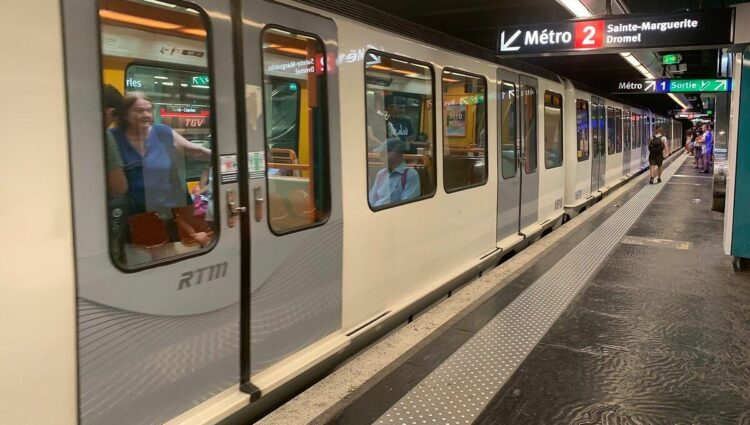 Tragédie à Marseille : Un homme perd la vie sous une rame du métro de la station Timone