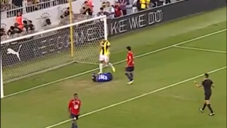 VIDEO. Un projectile lancé des tribunes touche le gardien de Lille Lucas Chevalier lors de la qualification du Losc à Fenerbahçe VIDEO. Un projectile lancé des tribunes touche le gardien de Lille Lucas Chevalier lors de la qualification du Losc à Fenerbahçe