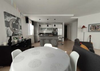 Superbe appartement 4 pièces de 77 m² à Lille (59000) en vente pour 337 000 € : une opportunité à saisir chez Figaro Immobilier