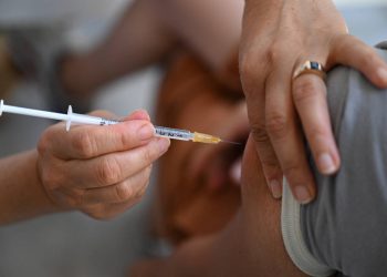 Qui devrait recevoir le vaccin en France et comment?