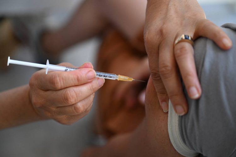 Qui devrait recevoir le vaccin en France et comment?
