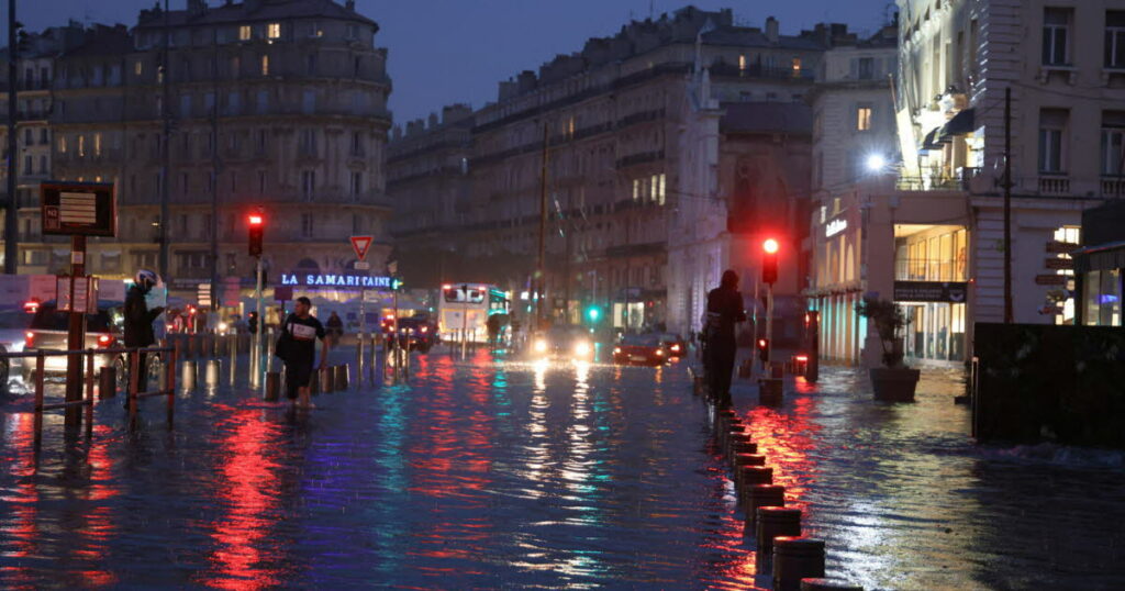La tempête a épargné la France, mais trois départements restent en alerte météo