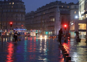 La tempête a épargné la France, mais trois départements restent en alerte météo