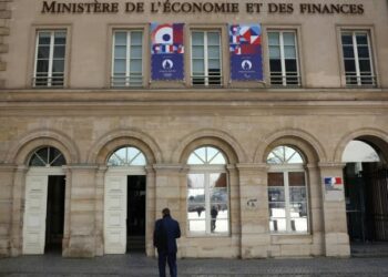 Quelles sont les raisons du plus haut niveau de déficit en France en dehors des périodes de crise?