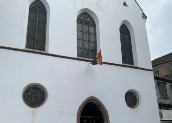 Strasbourg : un drapeau LGBT flotte sur une église