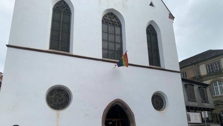 Strasbourg : un drapeau LGBT flotte sur une église