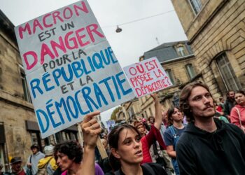 Vidéo : « Le cri du peuple étouffé » – À Bordeaux, des manifestants se mobilisent contre la nomination de Michel Barnier ! Vidéo : « Le cri du peuple étouffé » – À Bordeaux, des manifestants se mobilisent contre la nomination de Michel Barnier !