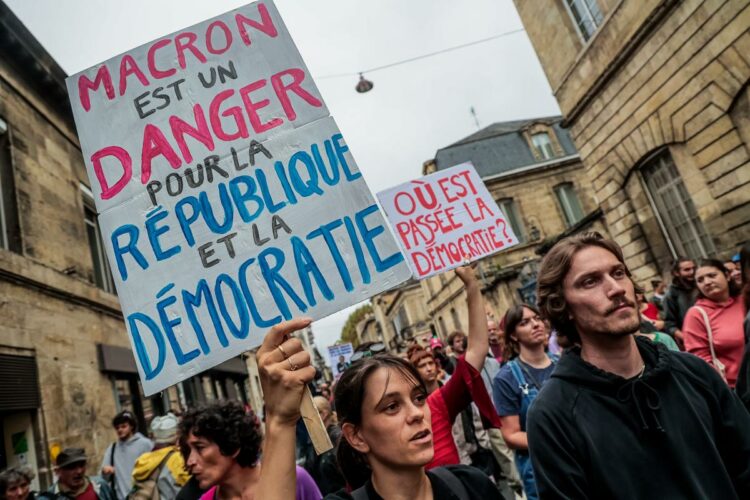 Vidéo : « Le cri du peuple étouffé » – À Bordeaux, des manifestants se mobilisent contre la nomination de Michel Barnier ! Vidéo : « Le cri du peuple étouffé » – À Bordeaux, des manifestants se mobilisent contre la nomination de Michel Barnier !
