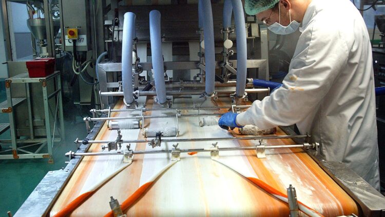 La réindustrialisation peine au premier semestre: une baisse de régime alarmante La réindustrialisation peine au premier semestre: une baisse de régime alarmante