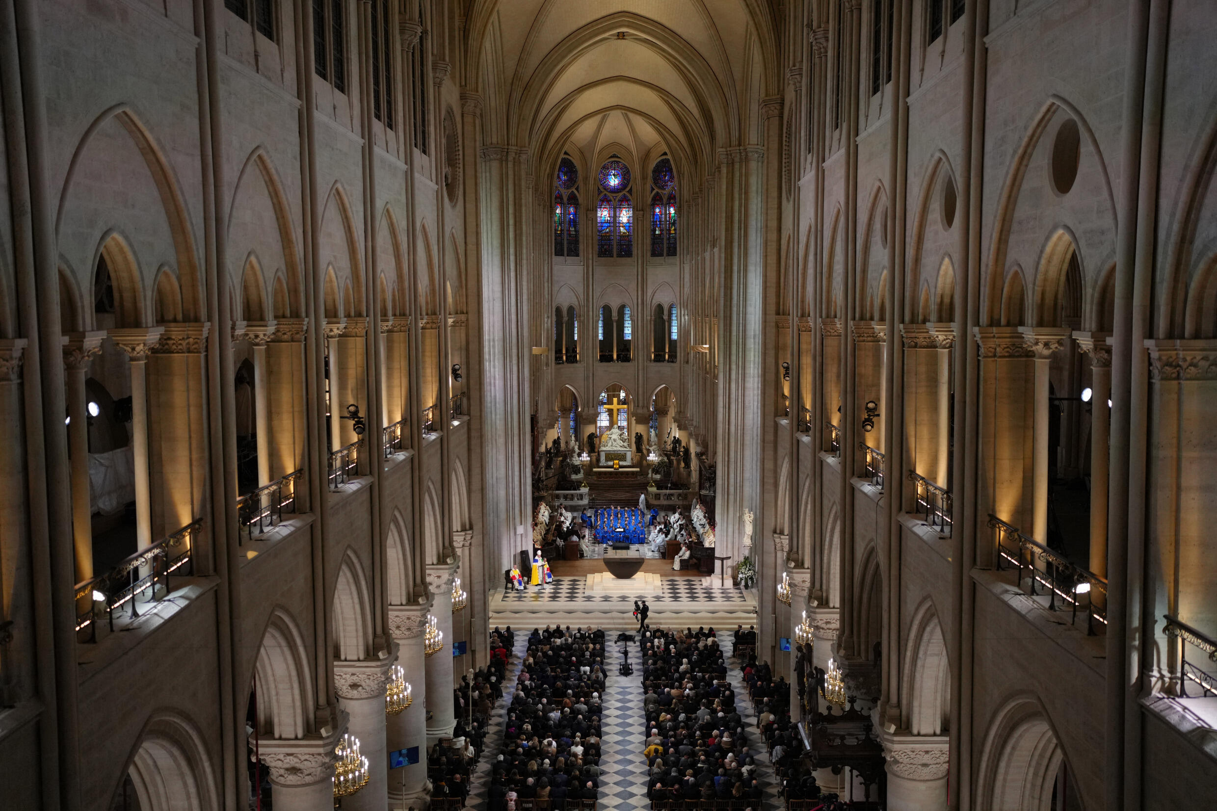 Cérémonie entourée ⁤d'invités pour la réouverture ⁤de Notre-Dame.