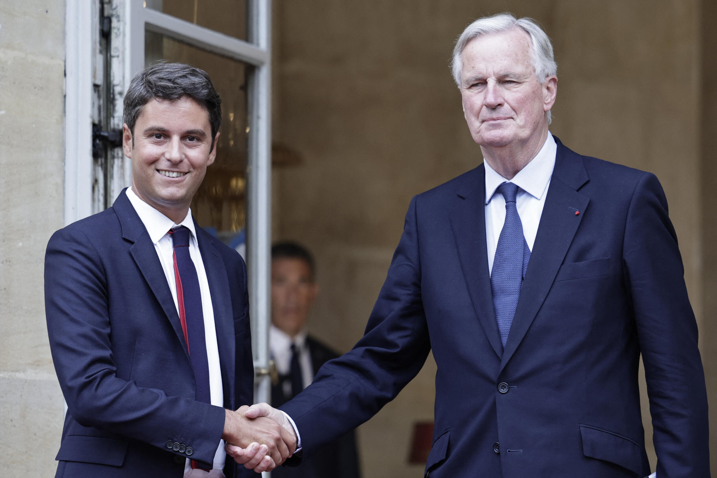 Passation entre Gabriel Attal et Michel Barnier⁤ au siège du gouvernement.