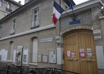 À Paris, des parents et enseignants inquiets face aux premiers pas de la ambitieuse rénovation énergétique des écoles publiques