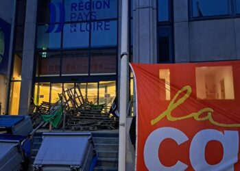 EN IMAGES – Barricades à l’Hôtel de Région de Nantes : Le lancement captivant de la session budgétaire !