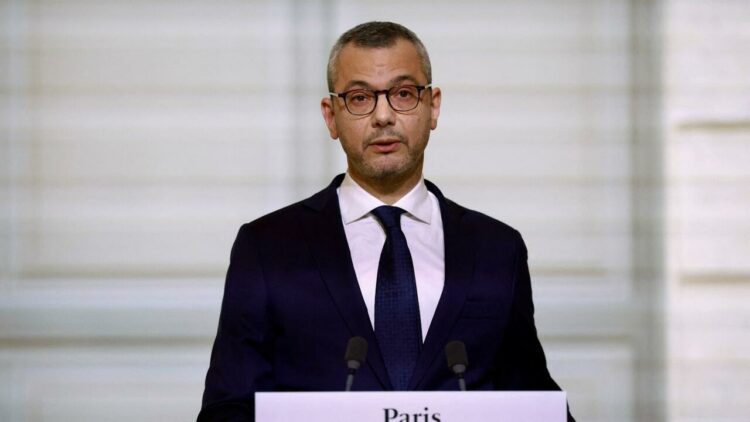 « François Bayrou lève le voile sur son gouvernement : Élisabeth Borne, Manuel Valls, Gérald Darmanin à l’honneur ! » « François Bayrou lève le voile sur son gouvernement : Élisabeth Borne, Manuel Valls, Gérald Darmanin à l’honneur ! »