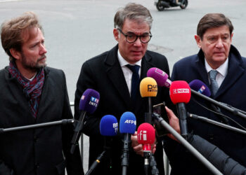 ** »Polémique : La gauche et l’extrême droite s’unissent face à l’annonce du gouvernement Bayrou ! »**