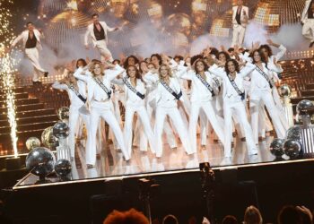 Les 30 candidates et Eve Gilles : Présentation Éclatante au Tableau d’Ouverture !