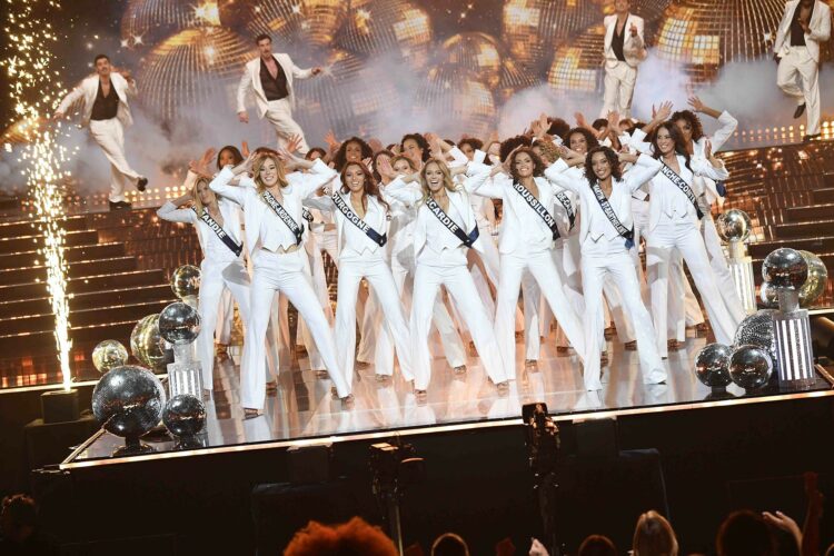 Les 30 candidates et Eve Gilles : Présentation Éclatante au Tableau d’Ouverture !