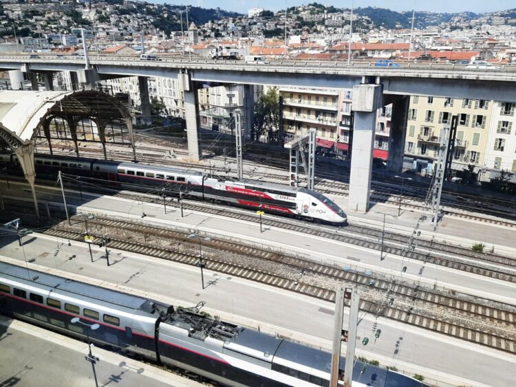 Un train en panne crée une véritable zizanie : retards massifs et suppressions à la clé !