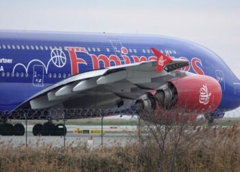 Découverte du fascinant avion entièrement bleu : un véritable spectacle dans le ciel !