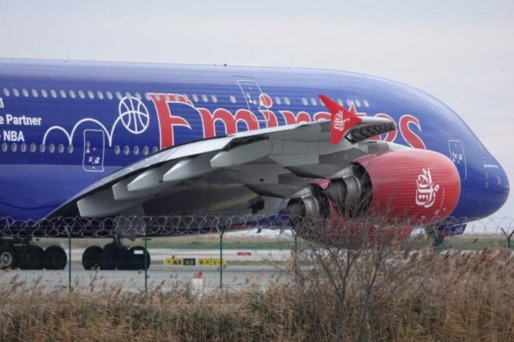 Découverte du fascinant avion entièrement bleu : un véritable spectacle dans le ciel ! Découverte du fascinant avion entièrement bleu : un véritable spectacle dans le ciel !
