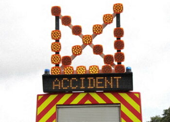 Tragédie sur la route : un adolescent de 16 ans perd la vie dans un accident laissant neuf victimes