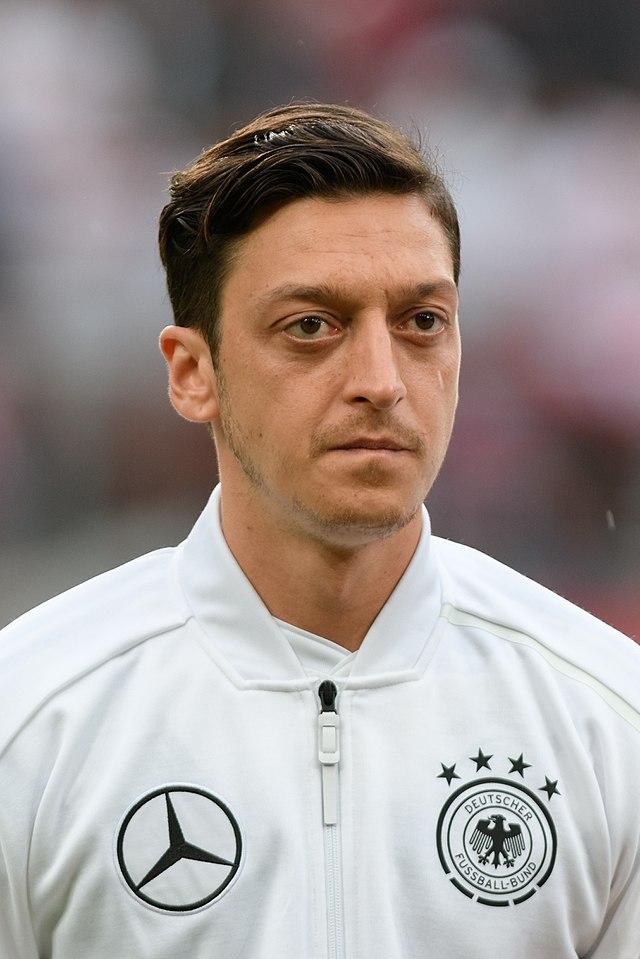 Football : l'ex-footballeur Mesut Özil rejoint les instances du parti du président turc Erdogan - franceinfo