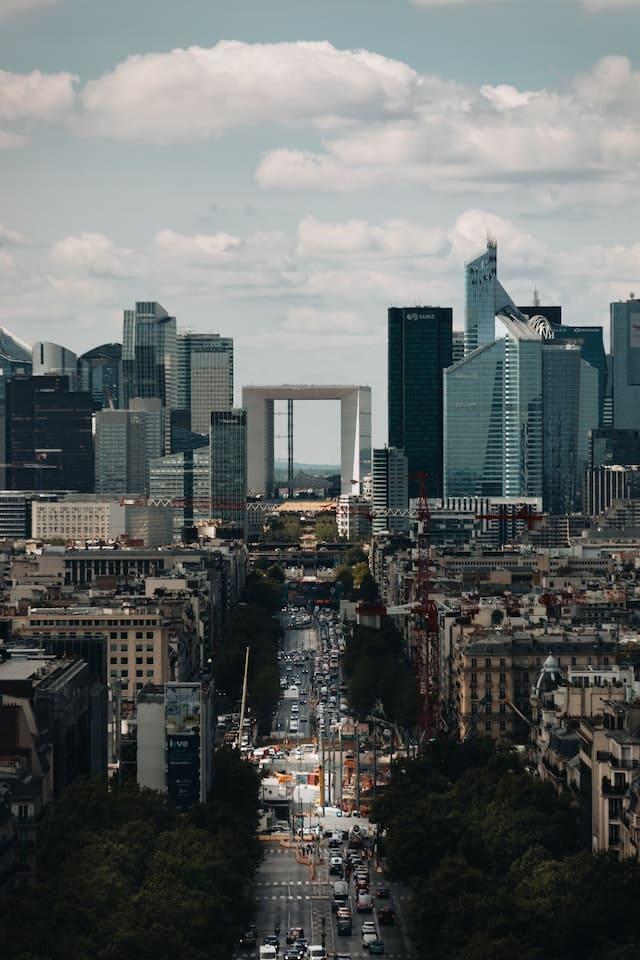 Vivre à proximité de Paris : comment cette ville se démarque des autres communes