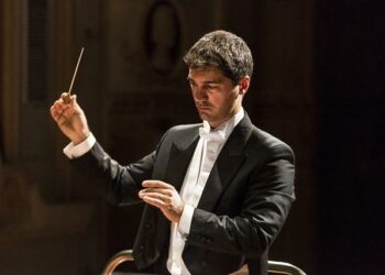 Le conducteur pensait entrer dans un parking, il s’encastre dans une bouche de métro à Paris – Ouest-France