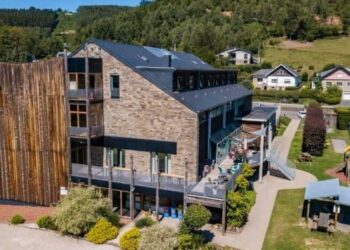 VIDÉO – « Ça me ferait plaisir de venir dans ce quartier », la plus petite auberge de jeunesse de France fête ses 1 an – ici, le média de la vie locale