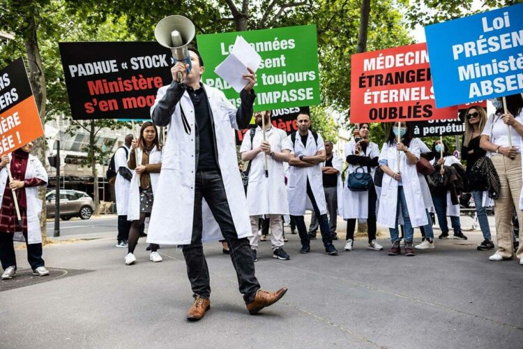 Des médecins étrangers manifestent à Paris et déposent un recours en justice – franceinfo