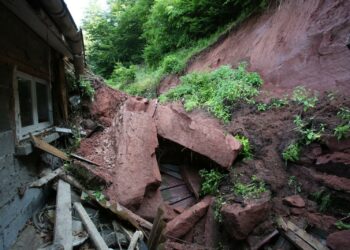 Nice : un rocher de plusieurs tonnes s’écrase dans une école – franceinfo
