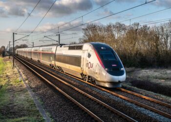 Dans le TGV, les contrôleurs repèrent deux hommes en flagrant délit de vol de valises – Ouest-France