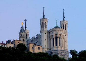 Top 14. Lyon enchaîne en écrasant La Rochelle et intègre la course aux play-offs – France Live