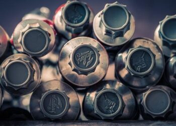 VIDEO. Une quarantaine d’artistes célèbre le « Noir Impérial », une invention née à Lyon et exposée au Musée de Fourvière – France 3 Régions