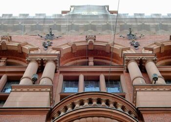 « C’est deux pu** » : Artus dérape en direct sur France 2, Nagui ne sait plus quoi faire – Demotivateur