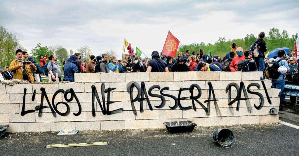 Autoroute A69 : Thomas Brail et ses partisans occupent des arbres devant le tribunal administratif avant l’audience décisive – France 3 Régions