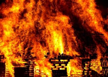 « Nous restons enfermés à la demande des pompiers » : des entreprises confinées après l’incendie d’un entrepôt et un énorme panache de fumée noire – France 3 Régions