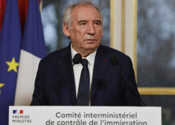 La menace de révision des accords migratoires entre la France et l’Algérie marque un nouveau cran dans la crise entre Paris et Alger – Le Monde