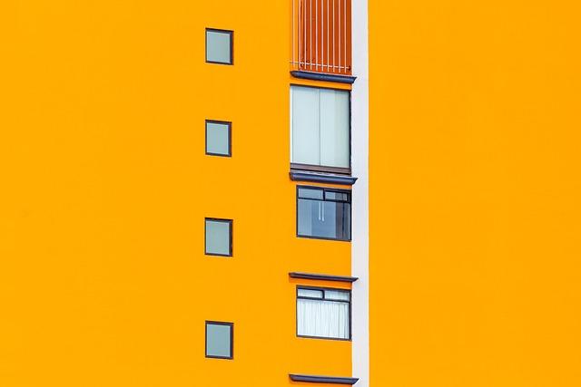 Limpact symbolique de la couleur orange sur les bâtiments emblématiques