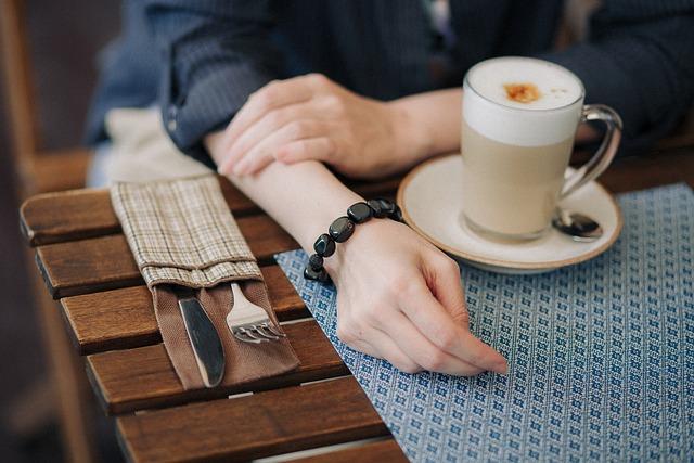 Le rôle des cafés en terrasse dans la culture française et leur impact sur la notoriété politique