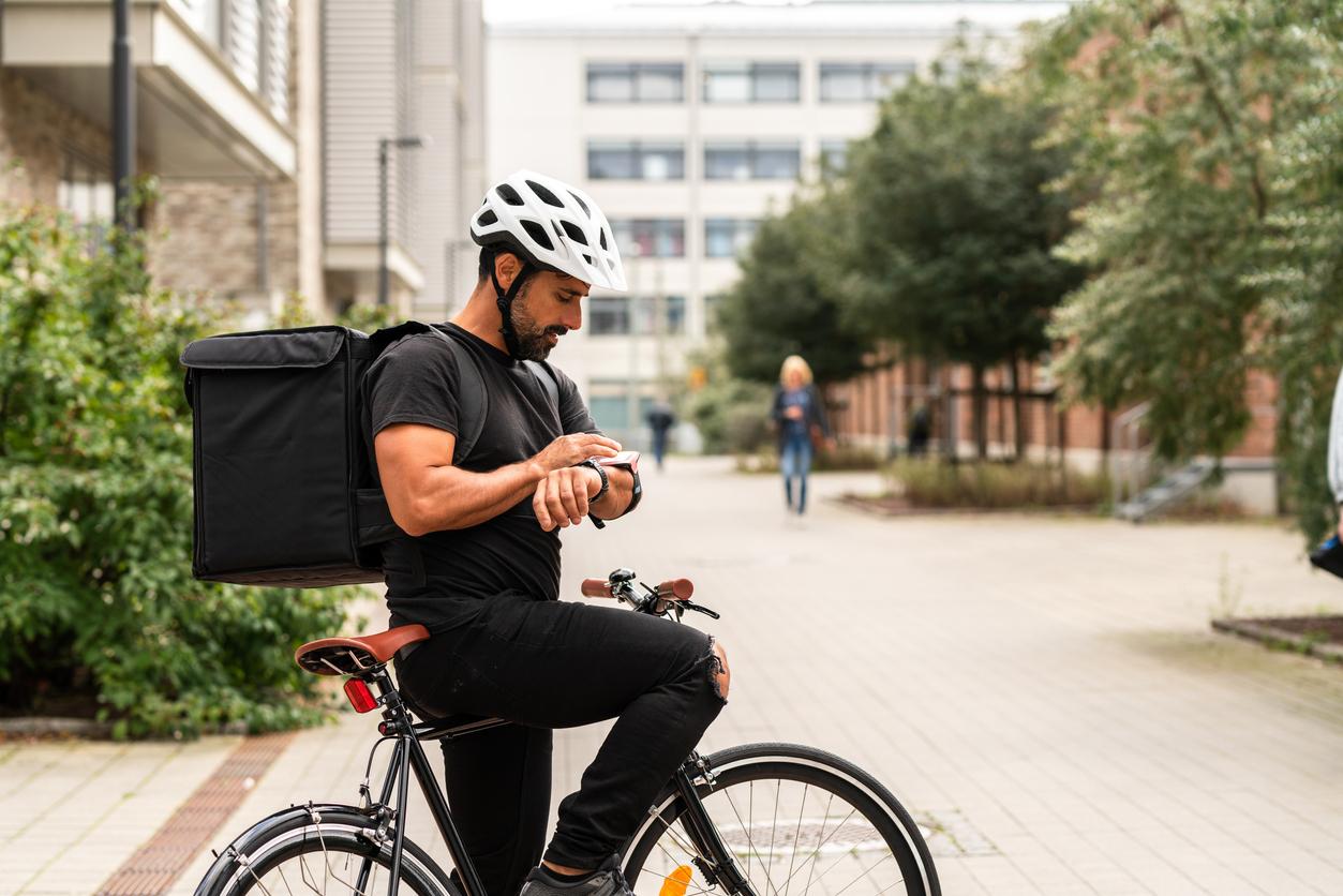 un livreur à vélo lui donne un coup de ⁣couteau ‍dans la gorge devant le stade Chaban-Delmas de Bordeaux - ici, le ⁢média de la vie locale