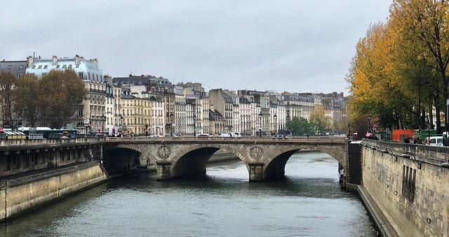 L'impact économique d'un pont fixe sur le secteur touristique de la petite-France