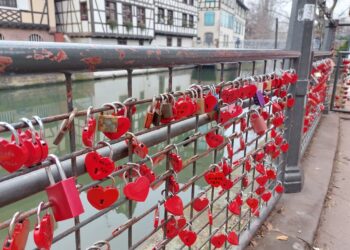 Pourquoi les cadenas des amoureux disparaissent-ils ? Découvrez la vérité derrière ce geste romantique !