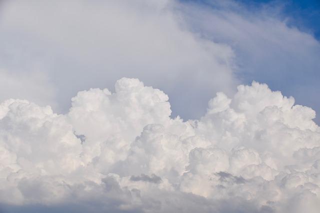 Comprendre le contraste : nuages ​et chaleur⁢ estivale