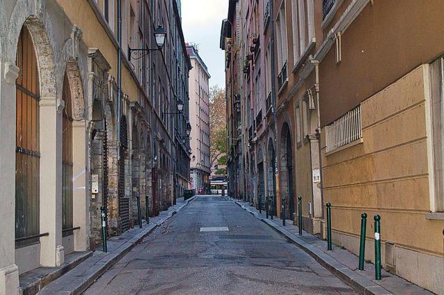 lhistoire des bouchons lyonnais et leur rôle dans la culture gastronomique