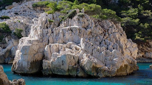 Calanques de Marseille: la France condamnée à dépolluer⁣ 77 dépôts sur une étendue de 29 hectares - RMC