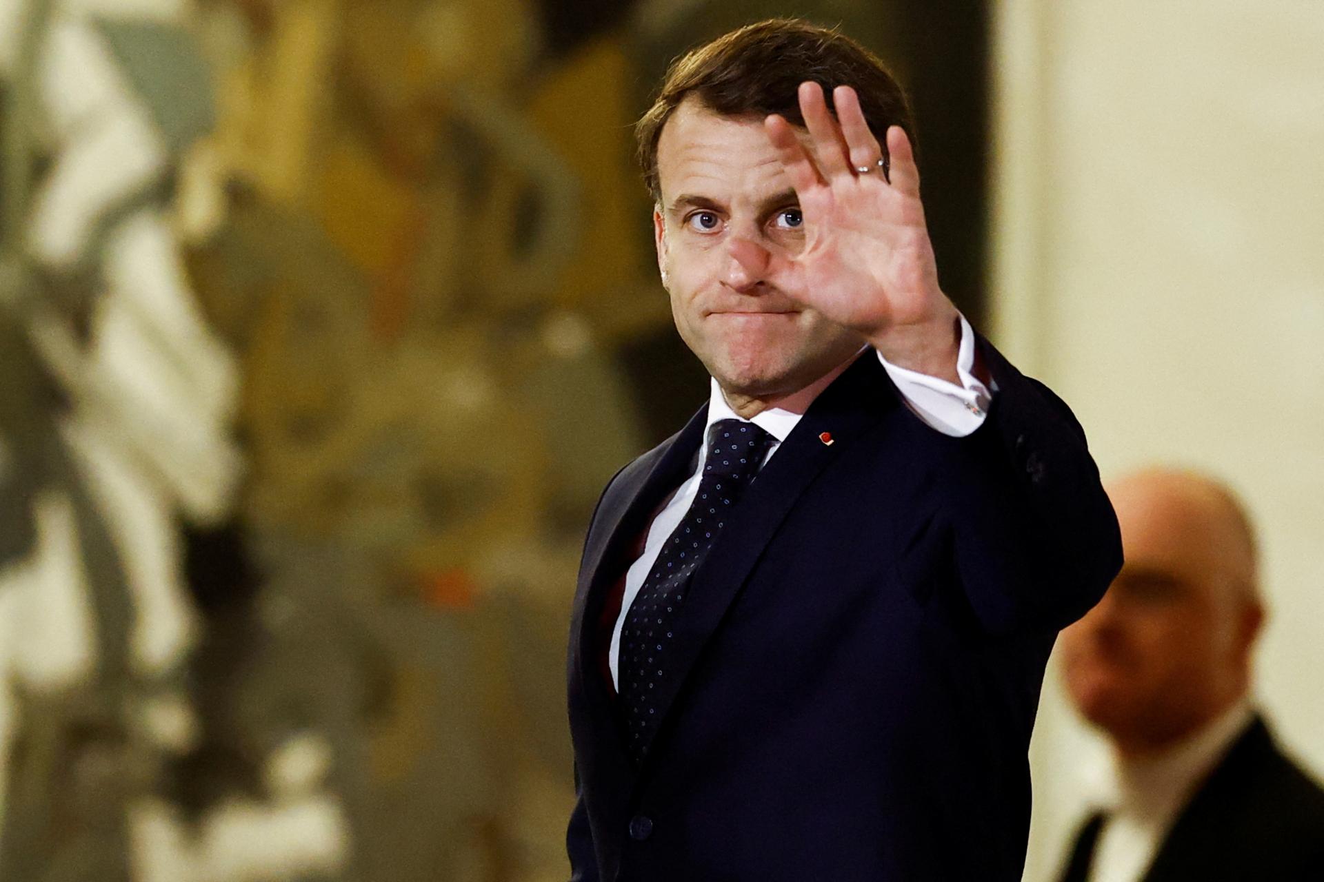 Emmanuel Macron en terrasse : un symbole de la vie politique française