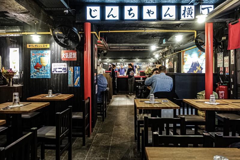 L'ambiance d'une ruelle tokyoïte au cœur de la ville