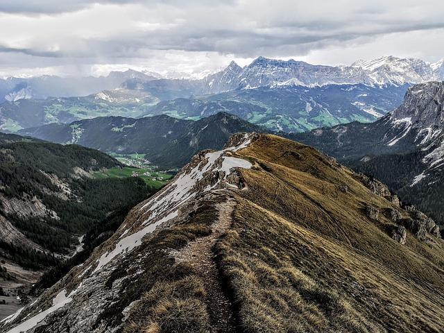 Surveillance et prévention : le rôle des dispositifs d’alerte⁣ en montagne